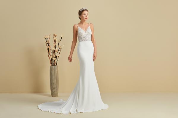 Perlenbesetztes, figurbetontes Kleid mit Träger und Crepe-Rock